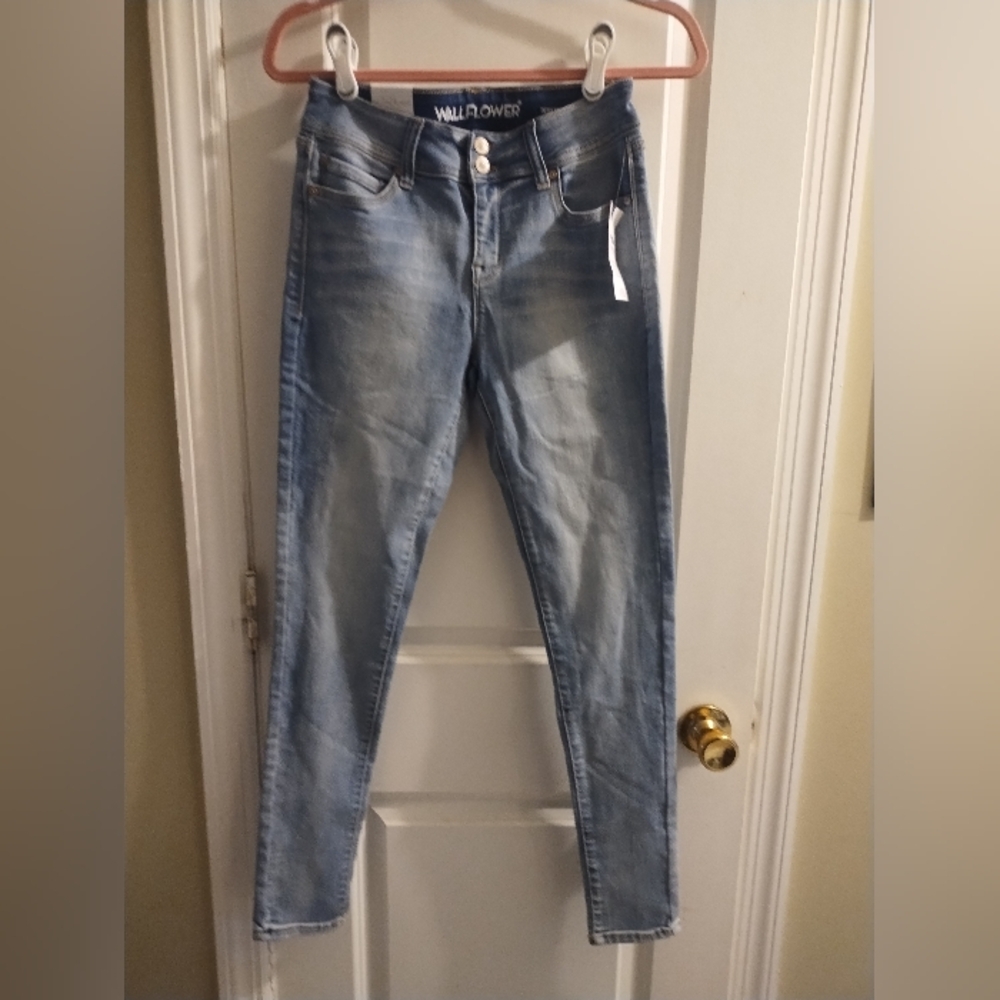 WallFlower The Ultra Fit Skinny 7/28 Light wash Blue Jeans NWT High Rise